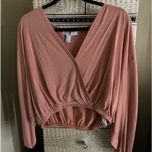 Comfortable Mauvey-pink flowy cropped longsleve shirt